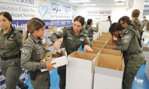 Emballage de colis alimentaires par les soldats de la police des frontières