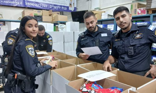 Des policiers du commissariat Moriah à Jérusalem sont venus faire du bénévolat chez Hasdei Naomi avant Rosh Hashana