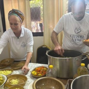 L'équipe de Hasdei Naomi cuisine un repas chaud pour le repas de fête de Rosh Hashana