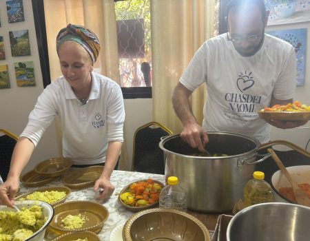 L'équipe de Hasdei Naomi cuisine un repas chaud pour le repas de fête de Rosh Hashana