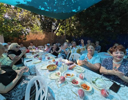 Les rescapés de la Shoah et les personnes âgées profitent du repas en musique