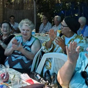 Un repas de fête pour les rescapés de la Shoah et les personnes âgées au Bei Ha'ham à Natanya