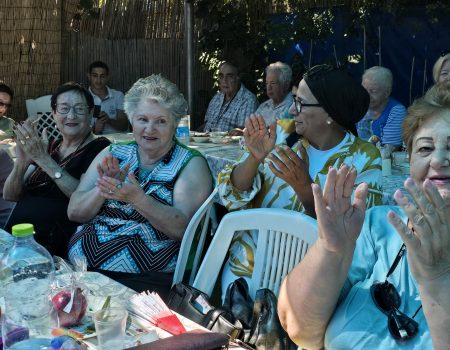 Un repas de fête pour les rescapés de la Shoah et les personnes âgées au Bei Ha'ham à Natanya