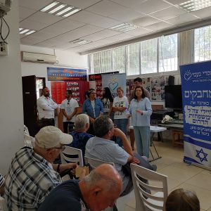 Distribution de colis alimentaires à Ashkelon aux rescapés de la Shoah