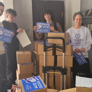 Distribution de kits d'hiver aux rescapés de la Shoah à Ashkelon